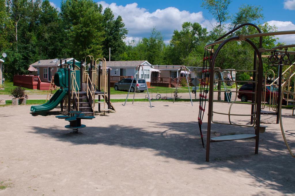 Woodland Estate Resort Campbellford מראה חיצוני תמונה